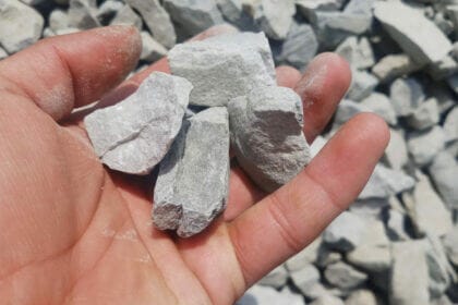 Transformer des déchets en pierre pour la construction, innovation angevine