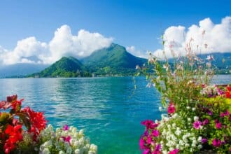 L'eau du lac d'Annecy chauffe et rafraîchit les bâtiments