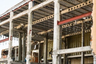 Les différences clés entre restauration, rénovation et réhabilitation de bâtiments : quel choix pour votre projet immobilier ?