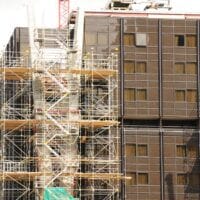 Réhabilitation bâtiments : guide complet pour une construction durable